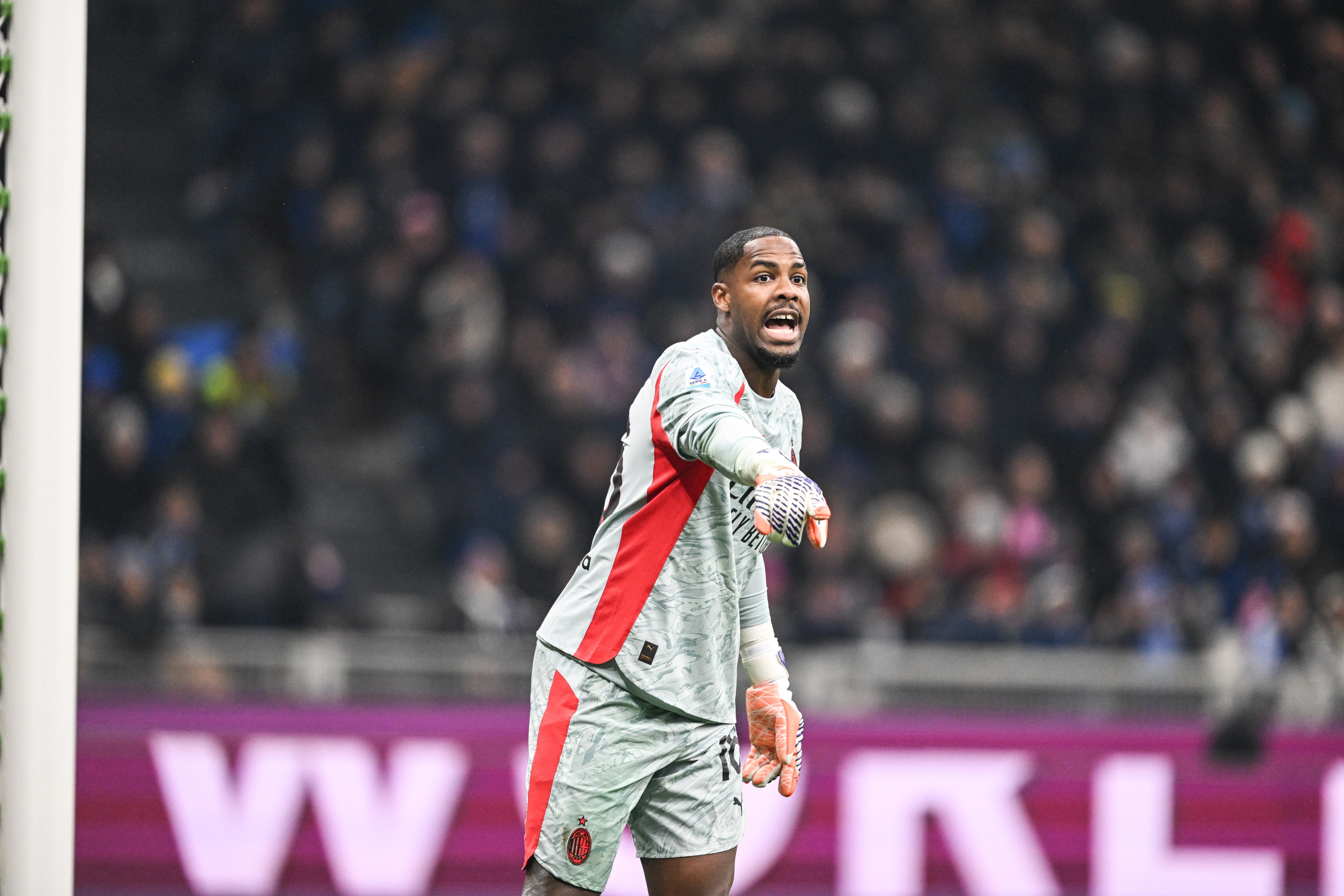 斯基拉：米兰将与迈尼昂经纪人会面，新合同年薪含奖金达700万欧