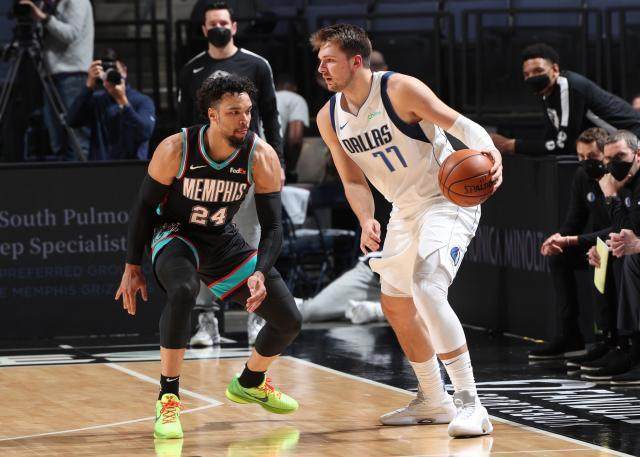 熊猫体育平台-东契奇连走背字独行侠惨负灰熊 西部已乱成一锅粥